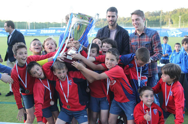 16-05-15.Entrega de trofeos del Trofeo R.C.Deportivo de la Coruña Liga BBVA en la ciudad deportiva de abegondo.Foto: Iago López